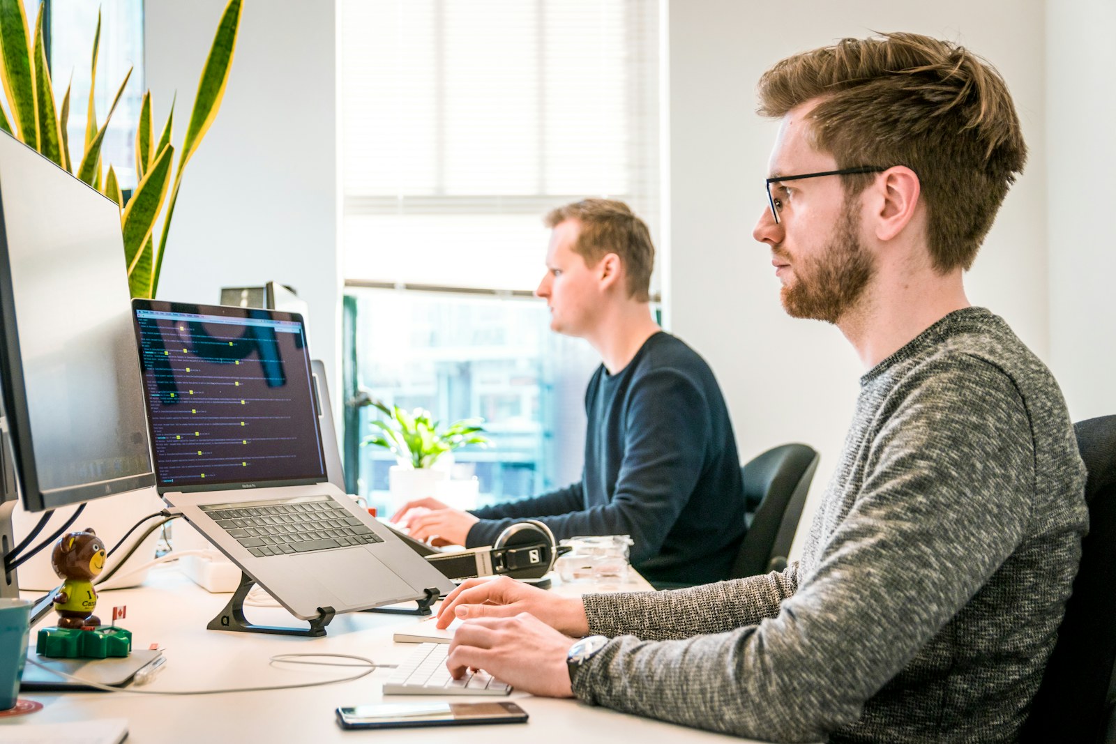Equipo trabajando frente a computadoras en una solución empresarial